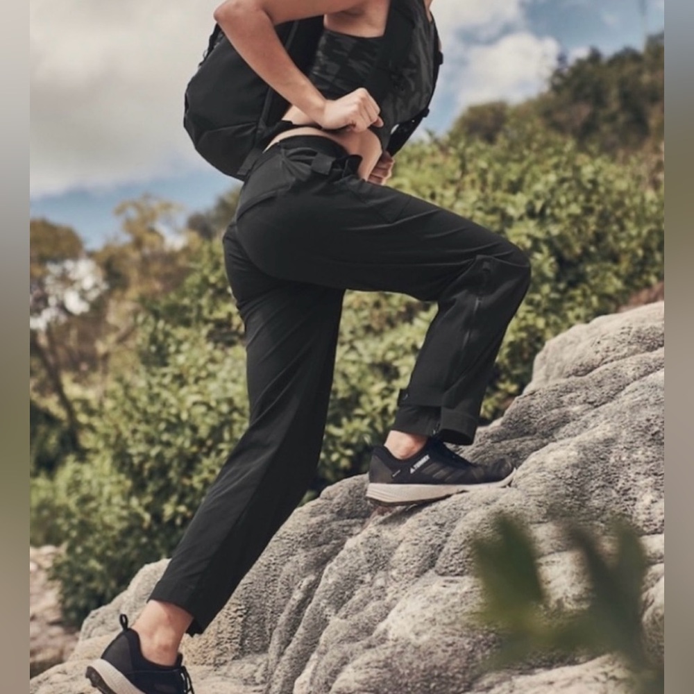 Athleta Trekkie Belted pants